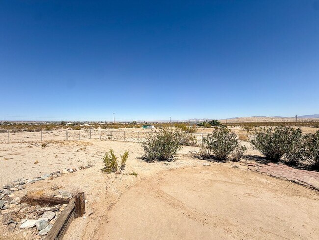 Building Photo - 3 bedroom Home on 2 Acres