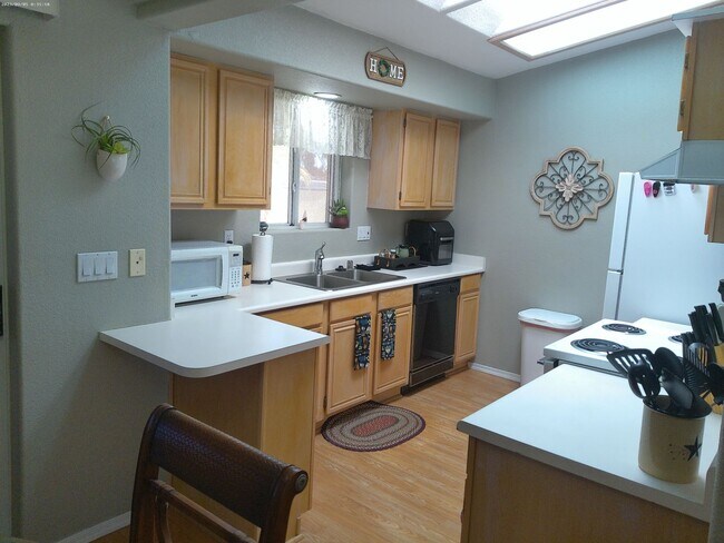 Building Photo - Fully furnished short term rental less then 6 months great for winter rental