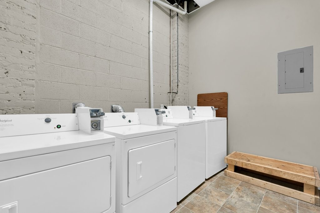 Building Photo - 515 College St