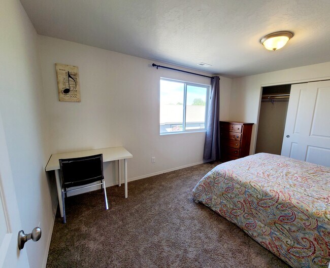 Room- Lake 2 - 8295 Diamond Point Cir NE