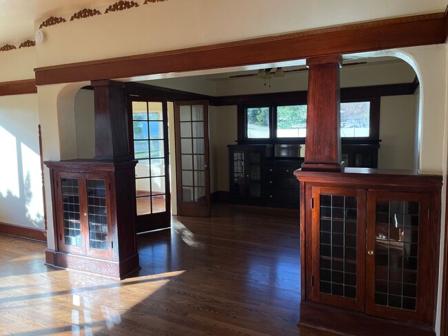 Building Photo - BEAUTIFUL CRAFTSMAN HOME IN SPRING VALLEY