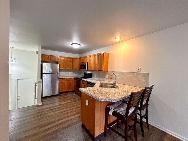 Building Photo - Four Bedroom Duplex in Cascade