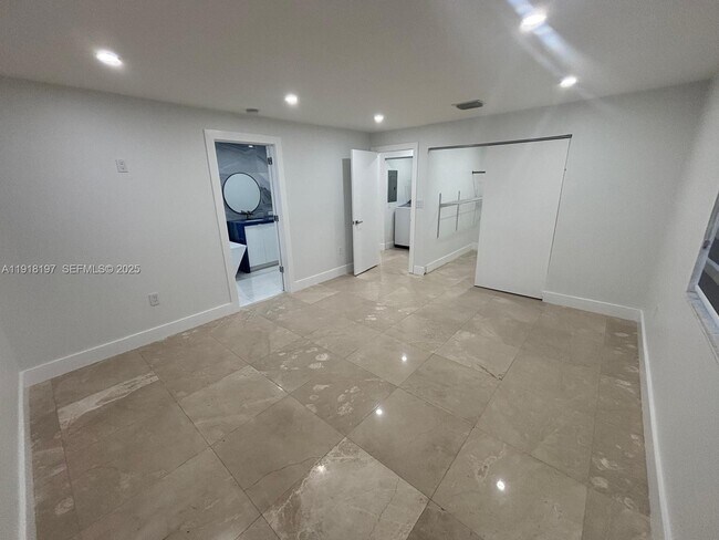 Building Photo - 2900 SW 16th St