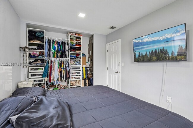 Building Photo - 1421 N 68th Ave