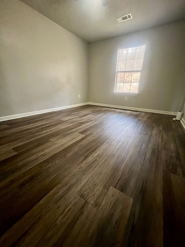 Building Photo - 1200 Oakview Dr