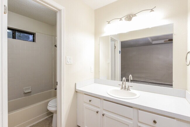 Building Photo - 2946 Lawndale Dr
