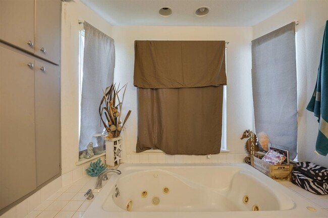 Building Photo - 205 Lincoln St