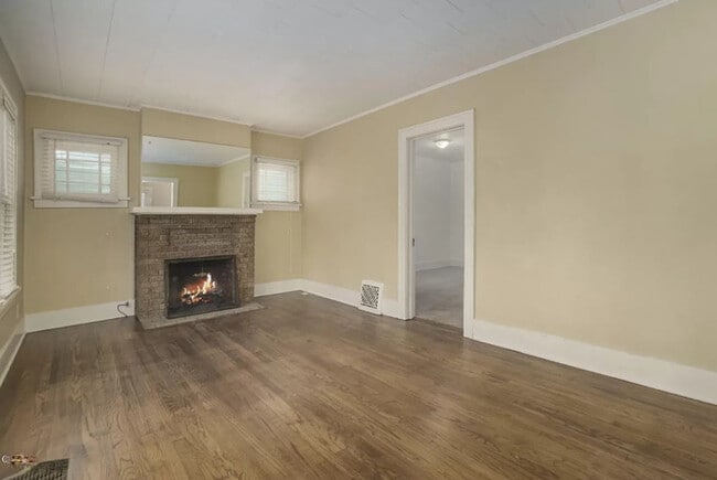 Building Photo - $1450- 2 Bedroom home, Renovated, NEW PICT...