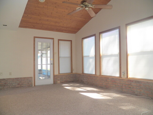 Building Photo - 3/1 Home W/ Fenced Yard/ Lanai!