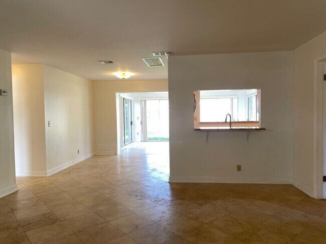 Building Photo - 499 Iris Ave