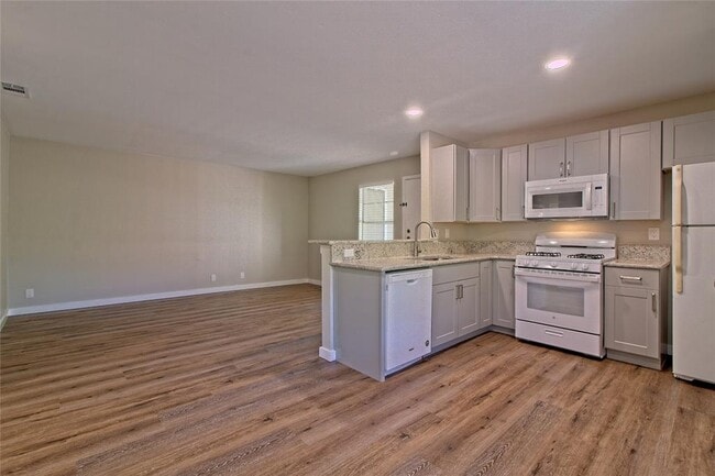 Building Photo - 401 Hedgewood Dr
