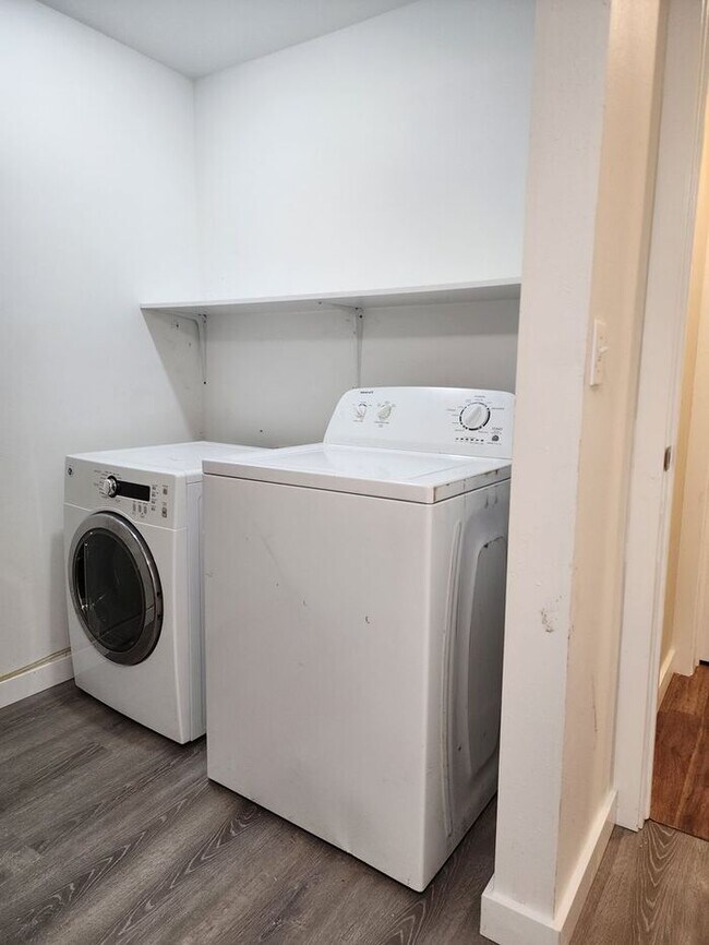 Building Photo - Fully FURNISHED OR UNFURNISHED 2 Bedroom 1...