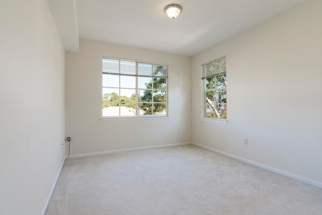 Building Photo - 1201 Myrtlewood Cir E