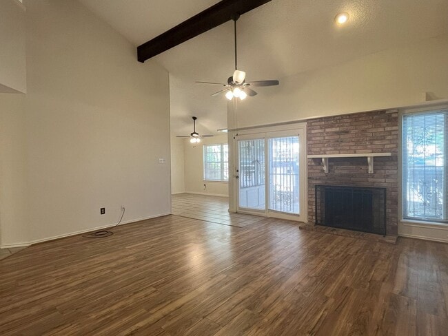 Building Photo - Big 3/2 Townhome Close to Downtown