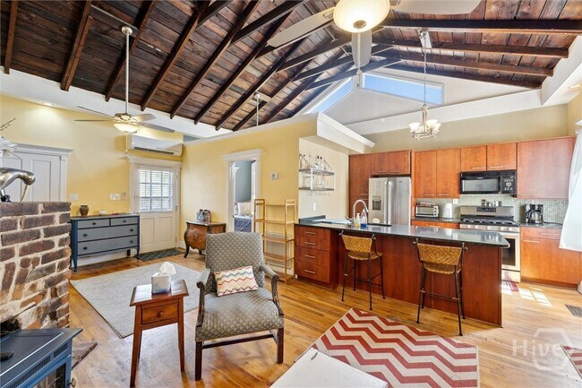 Building Photo - 526 E Charlton St