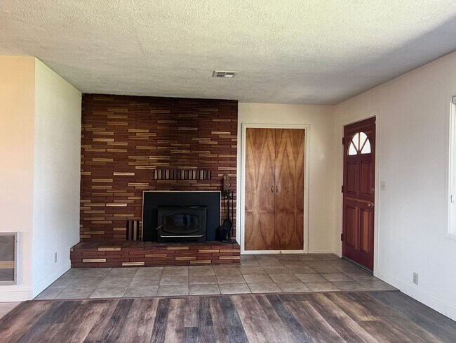 Building Photo - 3 Bedroom, 2.5 Bath House