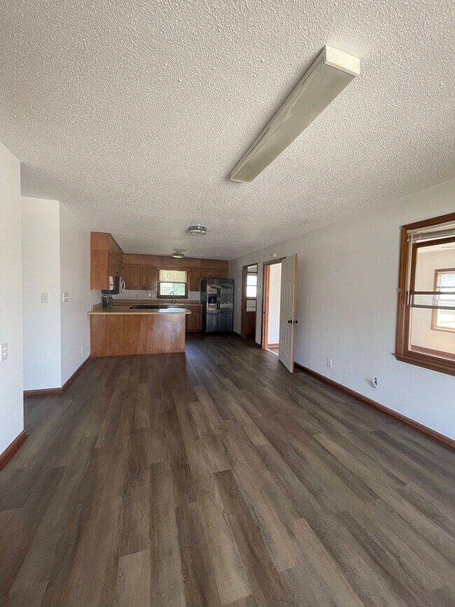 family room and kitchen - 2656 Fairforest Clevedale Rd