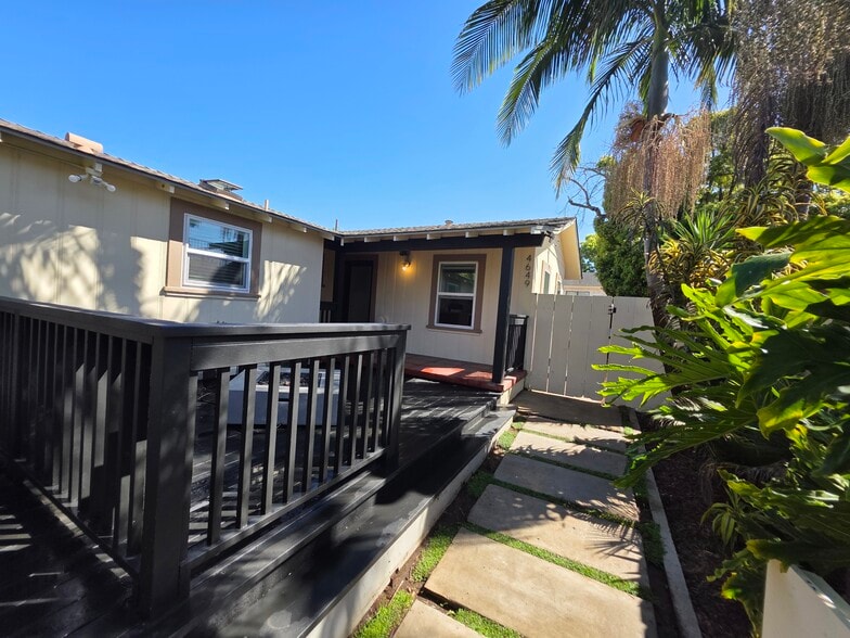 r - 4649 W Point Loma Blvd