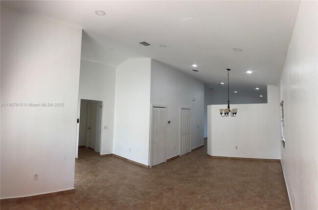 Building Photo - 709 SE 13th Terrace