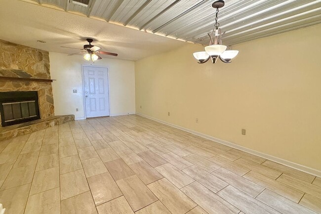 Building Photo - AVAILABLE NOW! (No Pets Preferred)