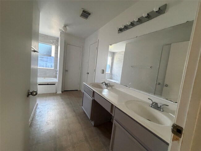 Building Photo - 2615 Meiko Dr