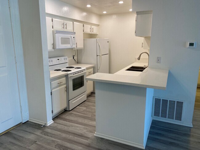 Kitchen/Bar - 1140 E Ocean Blvd