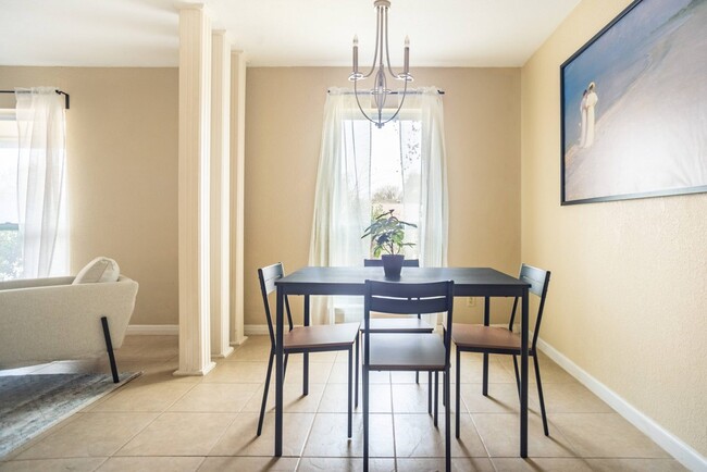 Building Photo - Queen room in 4-bed/2.0-bath Home