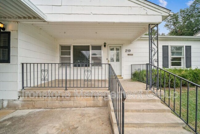 Primary Photo - 219 E 45th Ct