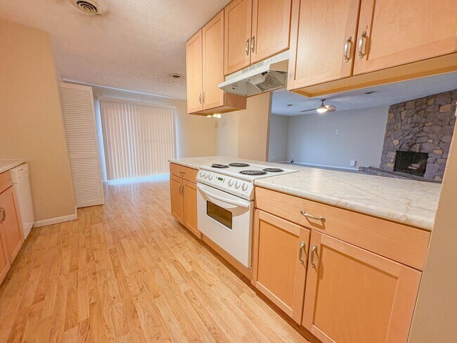 Building Photo - 3 Bedroom 2 Bathroom- No Pets