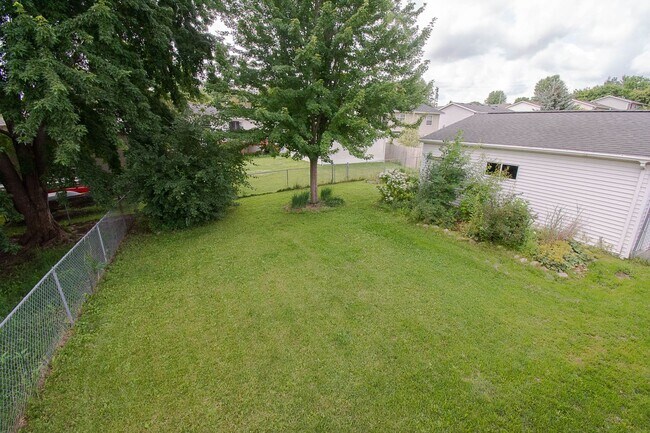 Building Photo - Pet friendly Country Club Manor home with fenced yard!