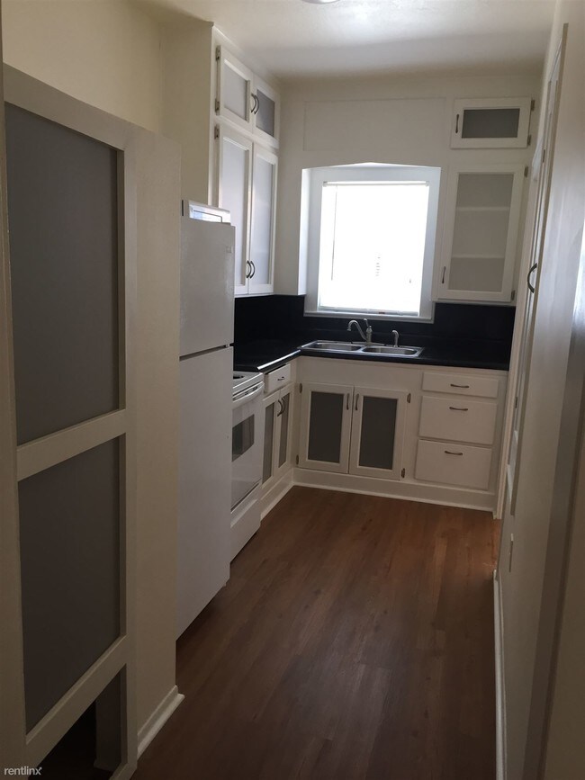 Building Photo - 2 br, 1 bath 4plex - 518 E Locust St Apt 1