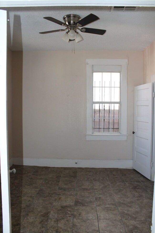 Building Photo - 3114 E Missouri Ave