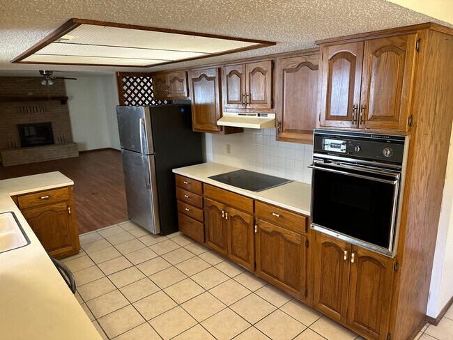 Building Photo - Available 7/1!  Spacious 3 Bedroom, 2 Full Bathroom Rogers Home in Quiet Neighborhood