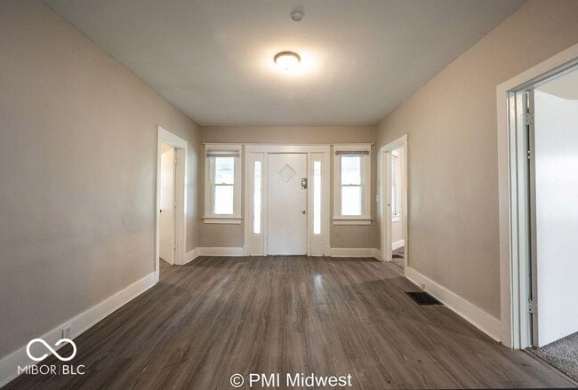 Building Photo - 130 N Gladstone Ave