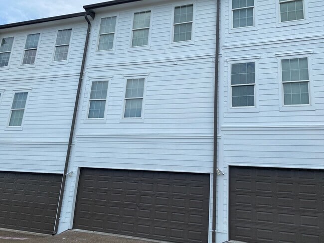 Building Photo - 3BD/3BA Available for Early August Move In