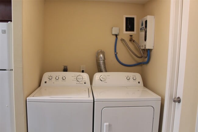 Building Photo - 16111 Aspenglenn Dr