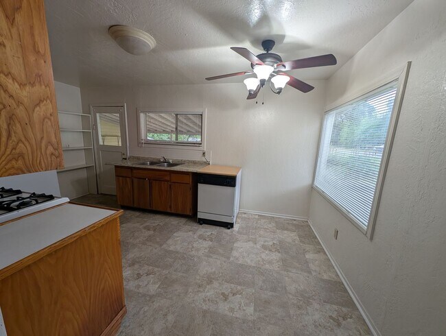 Building Photo - 2 bedroom one bath House in Shasta Lake