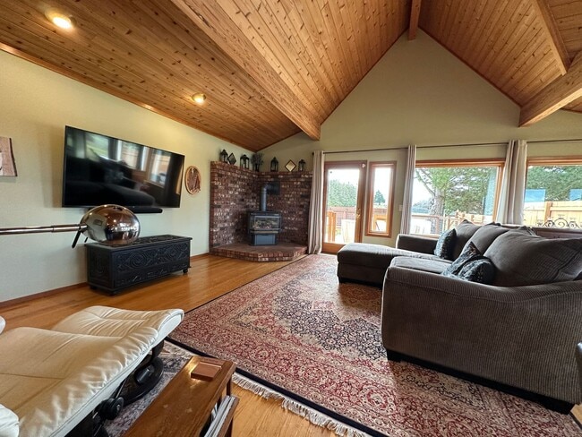 Building Photo - Lovely, furnished home with mountain views...