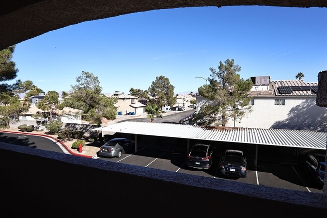 Building Photo - Summerlin area upper condo/vaulted ceilings/light and bright