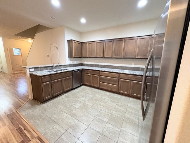 Building Photo - ONE MONTH FREE OF RENT!! Well Maintained, High Ceilings, Bonus Room, Great Location!