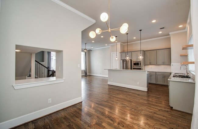 Building Photo - Beautiful 3-story House In the Heart of Ho...