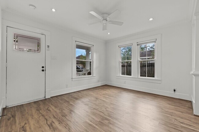 Building Photo - 724 E 21st St