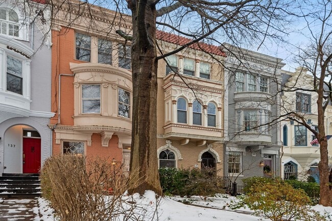 Building Photo - 3 Bed 2.5 Bathroom - Capitol Hill Rowhome - Driveway For Parking