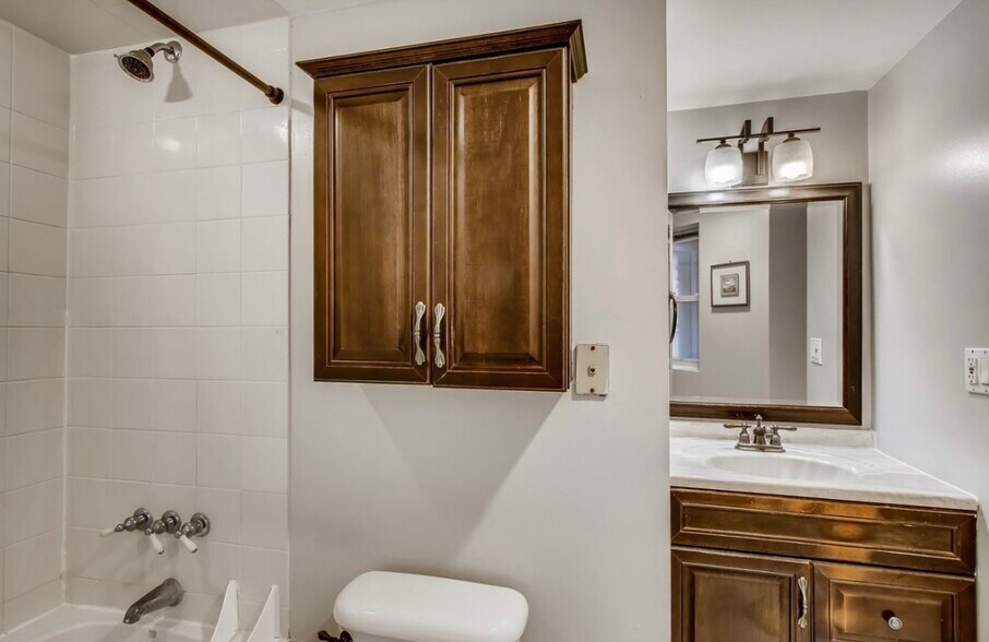 Building Photo - 722 S Oakley Blvd