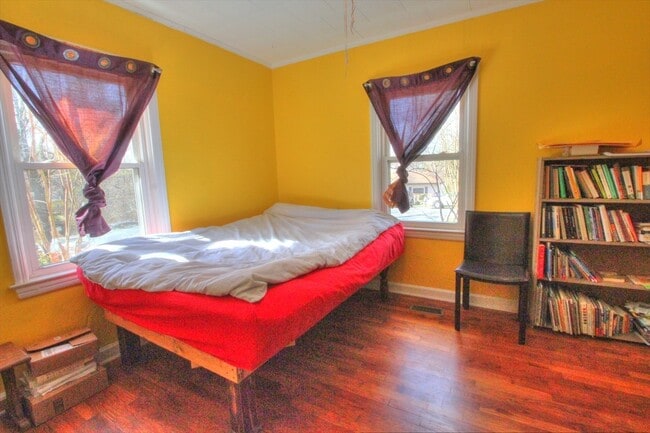 Building Photo - Charming Two Bedroom Home – Walk to Downtown Carrboro + Chapel Hill!