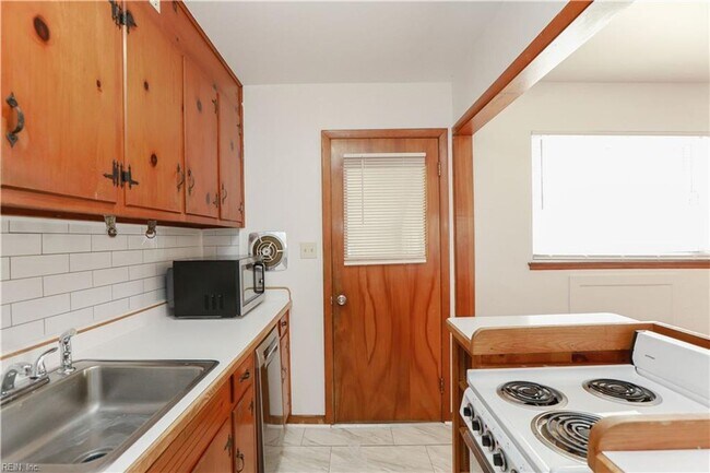 Building Photo - Hampton Duplex 2bed 1 bath