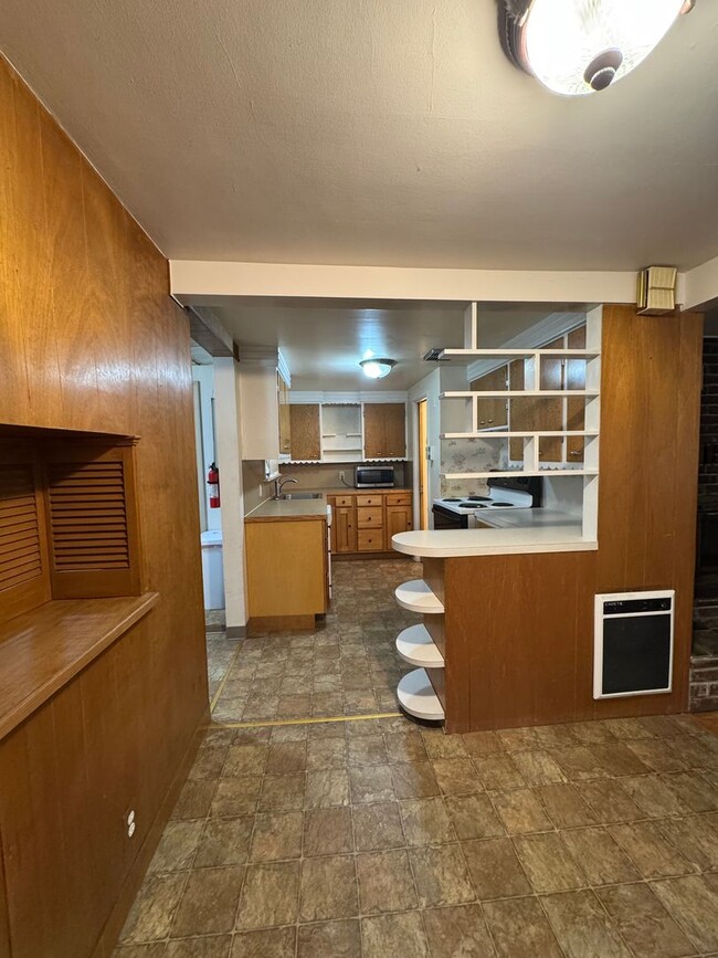 Building Photo - Cozy 2-Bed with Spacious Living, Parking, ...