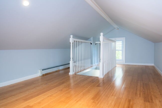 Building Photo - Beautiful 4BD Dutch Colonial Home in Harts...