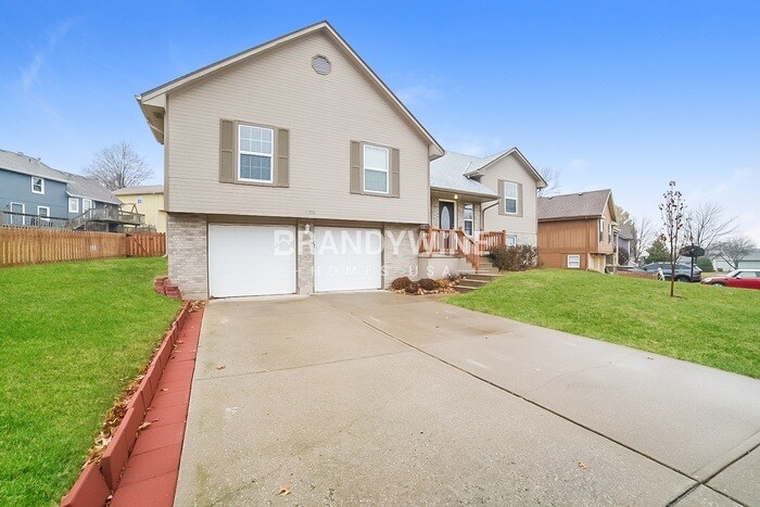 Building Photo - 914 SW Foxtail Dr