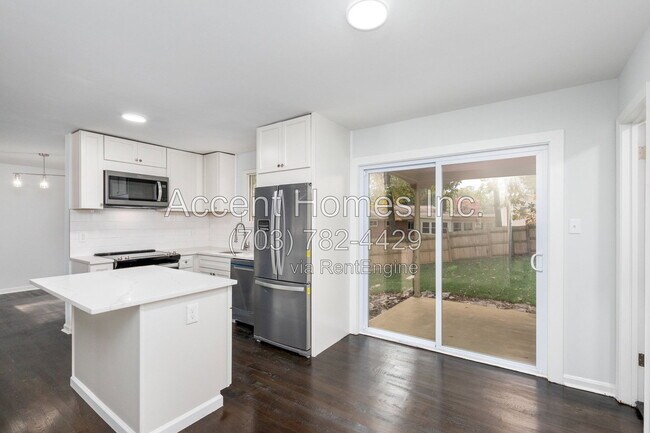 Building Photo - 8613 Kenilworth Dr